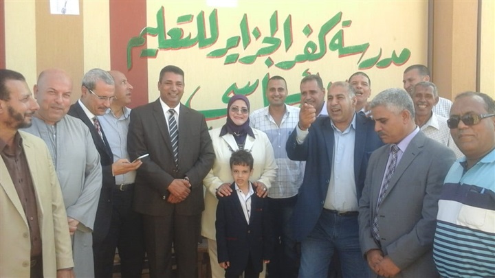 بالصور.. وكيل تعليم كفر الشيخ تزرع الأشجار فى 8 مدارس بقلين