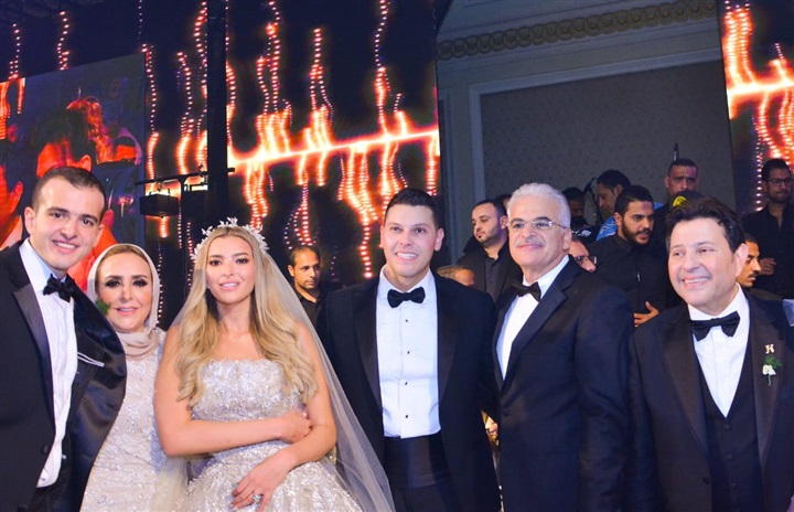 بالصور.. عمرو دياب يشعل زفاف نجل هاني شاكر وكريمة اللواء هاني عمر بحضور الوزراء و نجوم الفن والمشاهير بالصور.. عمرو دياب يشعل زفاف نجل هاني شاكر وكريمة اللواء هاني عمر بحضور الوزراء و نجوم الفن والمشاهير