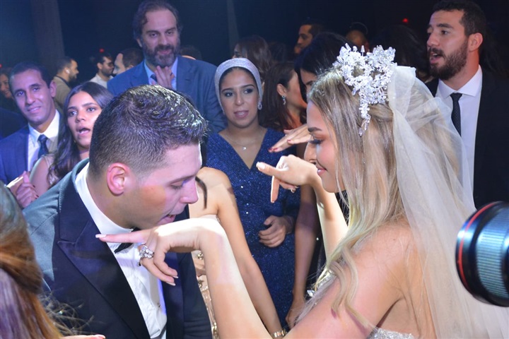 بالصور.. عمرو دياب يشعل زفاف نجل هاني شاكر وكريمة اللواء هاني عمر بحضور الوزراء و نجوم الفن والمشاهير بالصور.. عمرو دياب يشعل زفاف نجل هاني شاكر وكريمة اللواء هاني عمر بحضور الوزراء و نجوم الفن والمشاهير