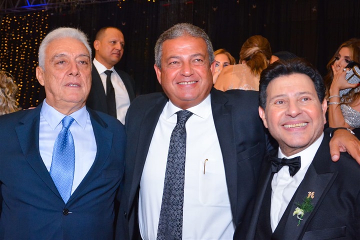 بالصور.. عمرو دياب يشعل زفاف نجل هاني شاكر وكريمة اللواء هاني عمر بحضور الوزراء و نجوم الفن والمشاهير بالصور.. عمرو دياب يشعل زفاف نجل هاني شاكر وكريمة اللواء هاني عمر بحضور الوزراء و نجوم الفن والمشاهير