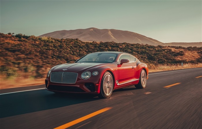 CONTINENTAL GT تحرز لقب سيارة الشعب لهذا العام من قِبل جيرمي كلاركسون خلال حفل توزيع جوائز NEWS UK MOTOR CONTINENTAL GT تحرز لقب سيارة الشعب لهذا العام من قِبل جيرمي كلاركسون خلال حفل توزيع جوائز NEWS UK MOTOR