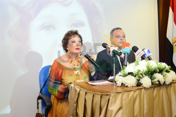 بالصور ... تامر عبد المنعم يكرم لبلبه بندوه قصر السينما بالصور ... تامر عبد المنعم يكرم لبلبه بندوه قصر السينما