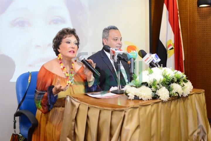 بالصور ... تامر عبد المنعم يكرم لبلبه بندوه قصر السينما بالصور ... تامر عبد المنعم يكرم لبلبه بندوه قصر السينما