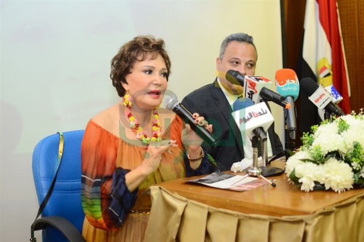 بالصور ... تامر عبد المنعم يكرم لبلبه بندوه قصر السينما بالصور ... تامر عبد المنعم يكرم لبلبه بندوه قصر السينما