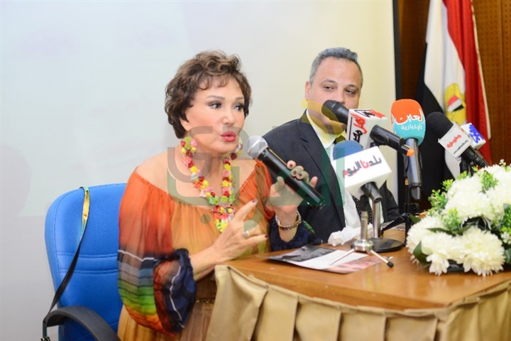 بالصور ... تامر عبد المنعم يكرم لبلبه بندوه قصر السينما بالصور ... تامر عبد المنعم يكرم لبلبه بندوه قصر السينما