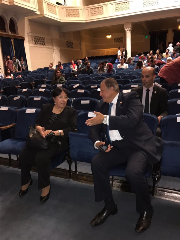 هشام عزمى يكرم نخبة من كبار الفنانين بملتقى القاهرة الدولى للمسرح الجامعى هشام عزمى يكرم نخبة من كبار الفنانين بملتقى القاهرة الدولى للمسرح الجامعى