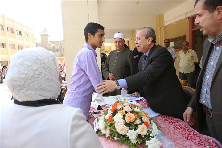 بالصور.. محافظ كفر الشيخ يشارك المكفوفين الاحتفال بيومهم العالمي.. لا تشعر بالحرج وأنت تمسك بعصاك البيضاء