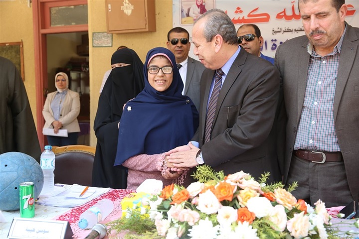 بالصور.. محافظ كفر الشيخ يشارك المكفوفين الاحتفال بيومهم العالمي.. لا تشعر بالحرج وأنت تمسك بعصاك البيضاء