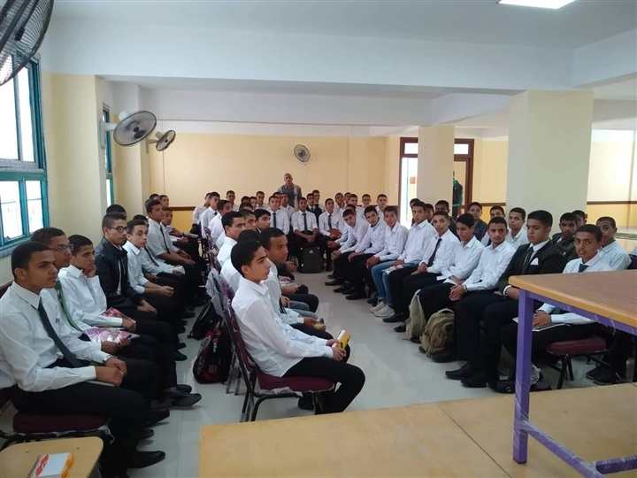 النيلي يعقد اجتماعا مع الطلاب الجدد بالمدرسة النووية بمدينة الضبعة 
