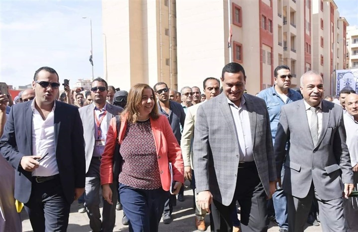 محافظ البحيرة والرئيس التنفيذي لصندوق الإسكان الإجتماعي يقومان بتسليم عقود مشروع الإسكان الإجتماعي بأرض عاشور صالح بكفر الدوار