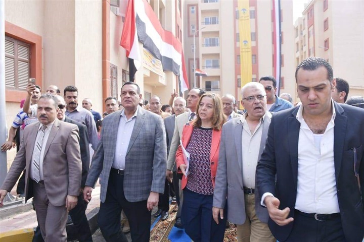 محافظ البحيرة والرئيس التنفيذي لصندوق الإسكان الإجتماعي يقومان بتسليم عقود مشروع الإسكان الإجتماعي بأرض عاشور صالح بكفر الدوار