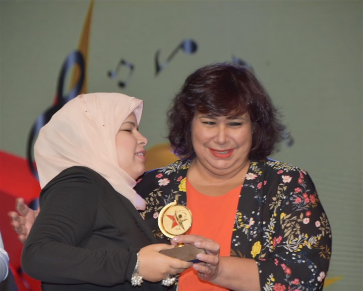 وزير الثقافة تسلم جوائز المواهب الذهبية لذوى القدرات الخاصة