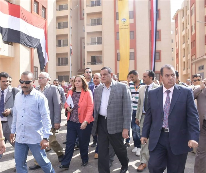 محافظ البحيرة والرئيس التنفيذي لصندوق الإسكان الإجتماعي يقومان بتسليم عقود مشروع الإسكان الإجتماعي بأرض عاشور صالح بكفر الدوار