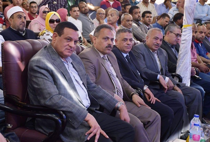 محافظ البحيرة والرئيس التنفيذي لصندوق الإسكان الإجتماعي يقومان بتسليم عقود مشروع الإسكان الإجتماعي بأرض عاشور صالح بكفر الدوار