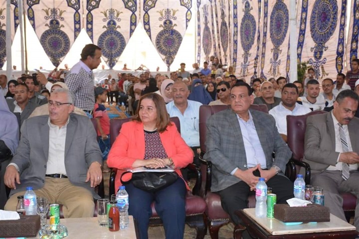 محافظ البحيرة والرئيس التنفيذي لصندوق الإسكان الإجتماعي يقومان بتسليم عقود مشروع الإسكان الإجتماعي بأرض عاشور صالح بكفر الدوار