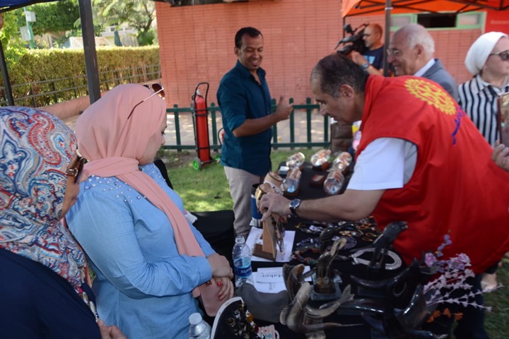 بالصور.. فاروق الباز وشريف والي يفتتحون معرض مصرية بالجزيرة لدعم المشروعات الصغيرة