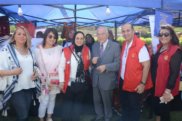 بالصور.. فاروق الباز وشريف والي يفتتحون معرض مصرية بالجزيرة لدعم المشروعات الصغيرة