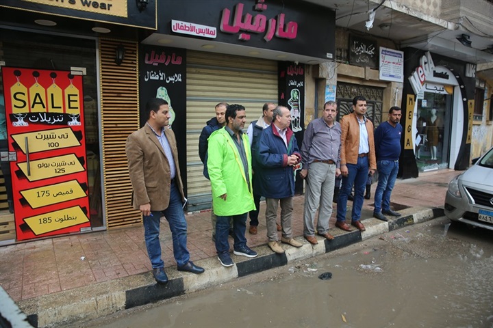 شاهد.. محافظ كفر الشيخ يقود عمليات كسح مياه الأمطار بالشوارع