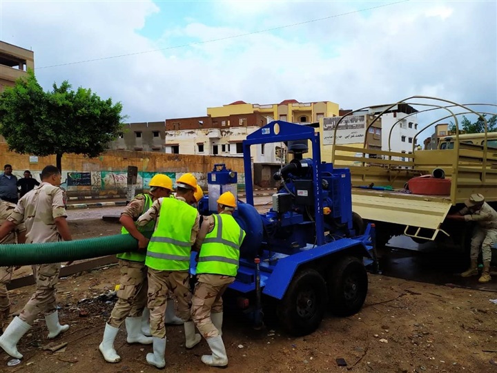 المنطقة الشمالية العسكرية تدفع بعدد 4 سيارة بدال للمساهمة فى جهود رفع مياه الأمطار من شوارع رشيد وإدكو وكفر الدوار