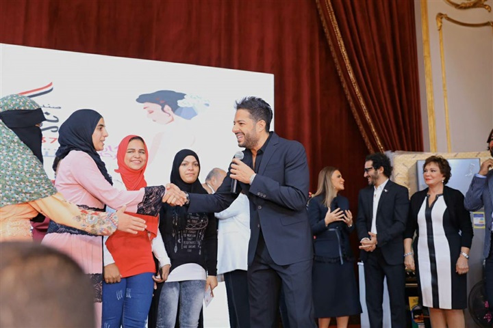 بالصور.. حماقي يشعل احتفالية "تسير زواج الفتيات" بدويتو "واحدة واحدة " مع أحمد حلمي و"أم الدنيا" بالصور.. حماقي يشعل احتفالية "تسير زواج الفتيات" بدويتو "واحدة واحدة " مع أحمد حلمي و"أم الدنيا"