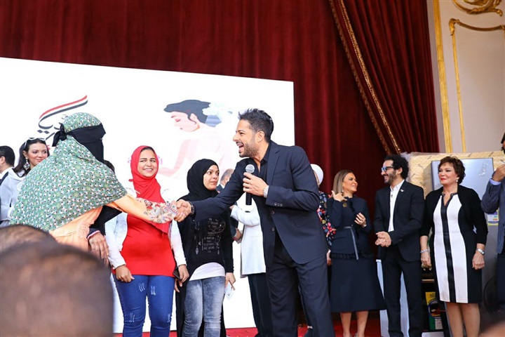 بالصور.. حماقي يشعل احتفالية "تسير زواج الفتيات" بدويتو "واحدة واحدة " مع أحمد حلمي و"أم الدنيا"