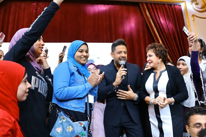 بالصور.. حماقي يشعل احتفالية "تسير زواج الفتيات" بدويتو "واحدة واحدة " مع أحمد حلمي و"أم الدنيا" بالصور.. حماقي يشعل احتفالية "تسير زواج الفتيات" بدويتو "واحدة واحدة " مع أحمد حلمي و"أم الدنيا"