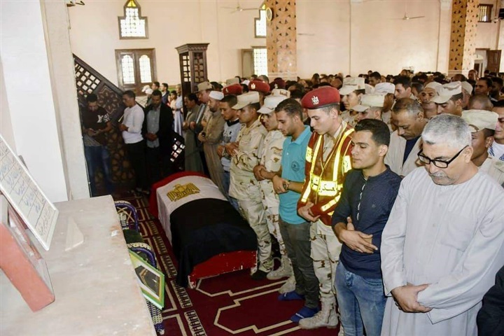 محافظ البحيرة يتقدم الجنازة العسكرية لشهيد الواجب الوطني إبن قرية شرنوب