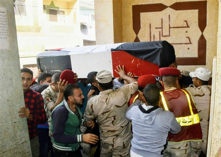 محافظ البحيرة يتقدم الجنازة العسكرية لشهيد الواجب الوطني إبن قرية شرنوب