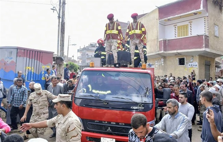 محافظ البحيرة يتقدم الجنازة العسكرية لشهيد الواجب الوطني إبن قرية شرنوب