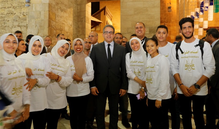 وزير الآثار يشارك في افتتاح معرض فني بشارع المعز وزير الآثار يشارك في افتتاح معرض فني بشارع المعز