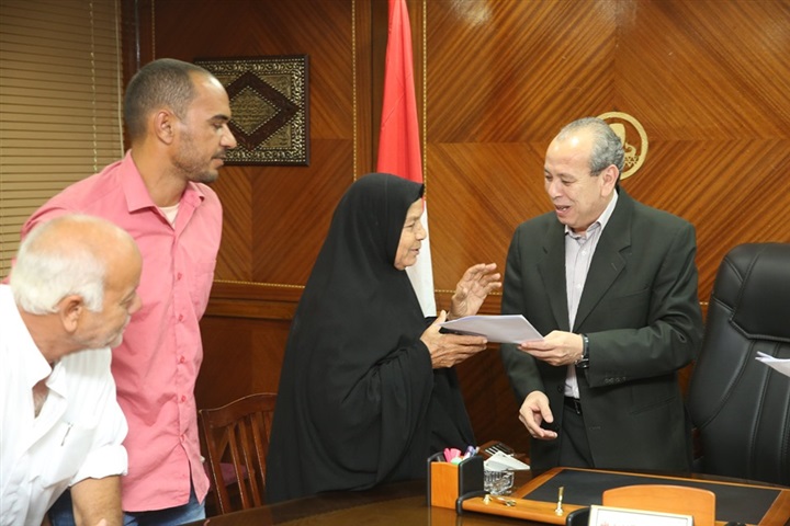 بالصور.. تسليم 15 عقد تقنين جديد للمستفيدين من أراضي أملاك الدولة بكفر الشيخ