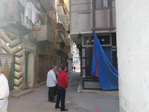 الحماية المدنية تخلي عقار مائل في الورديان بالإسكندرية