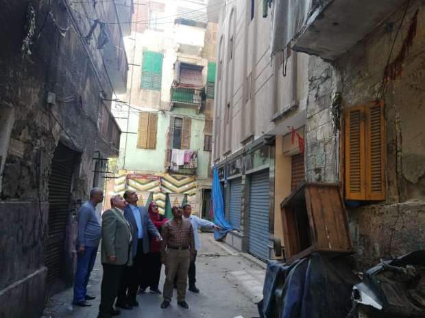 الحماية المدنية تخلي عقار مائل في الورديان بالإسكندرية