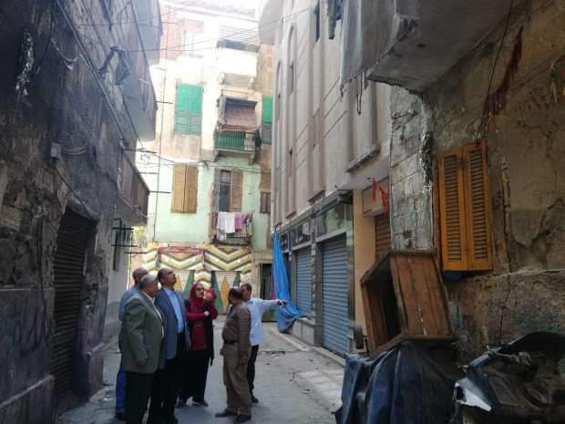 الحماية المدنية تخلي عقار مائل في الورديان بالإسكندرية