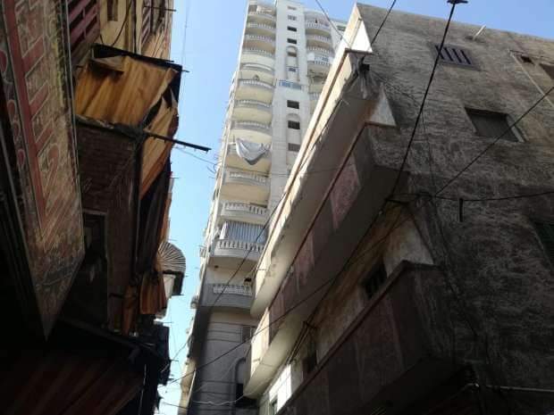 الحماية المدنية تخلي عقار مائل في الورديان بالإسكندرية