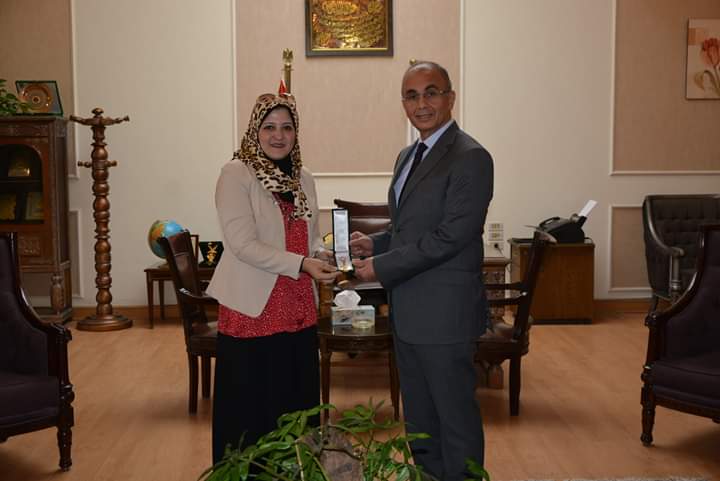 رئيس جامعة الزقازيق يكرم الفائزة من جامعة الطفل في مسابقة المبتكر الصغير