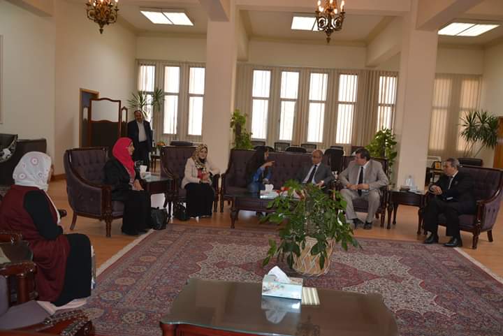 رئيس جامعة الزقازيق يكرم الفائزة من جامعة الطفل في مسابقة المبتكر الصغير
