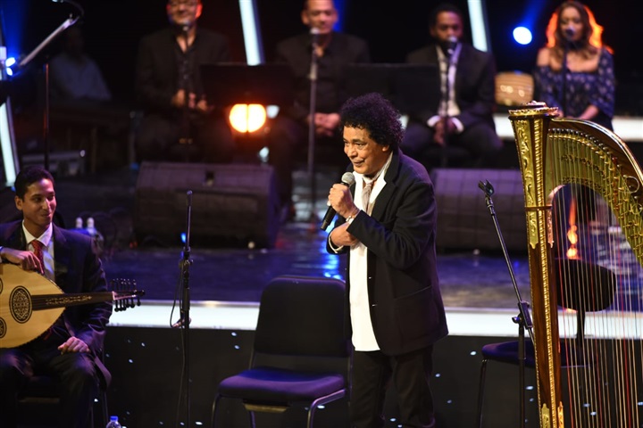 محمد منير يبدع في افتتاح مهرجان الموسيقي العربية في دورته 28 محمد منير يبدع في افتتاح مهرجان الموسيقي العربية في دورته 28