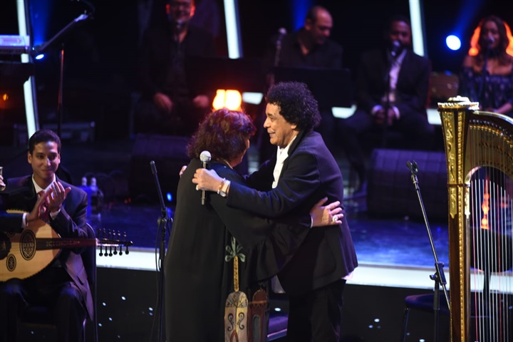 محمد منير يبدع في افتتاح مهرجان الموسيقي العربية في دورته 28 محمد منير يبدع في افتتاح مهرجان الموسيقي العربية في دورته 28
