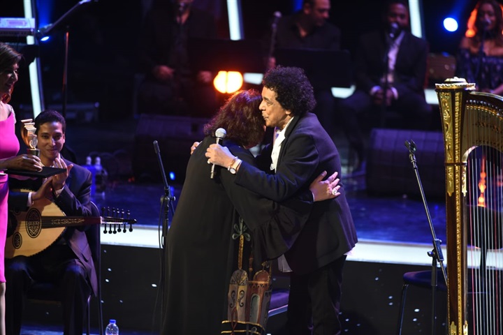محمد منير يبدع في افتتاح مهرجان الموسيقي العربية في دورته 28 محمد منير يبدع في افتتاح مهرجان الموسيقي العربية في دورته 28