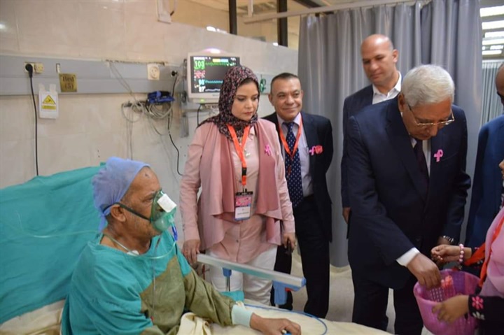 محافظ الدقهلية يتفقد مستشفى التأمين الصحي ويشهد اليوم العالمي للتوعية بسرطان الثدي