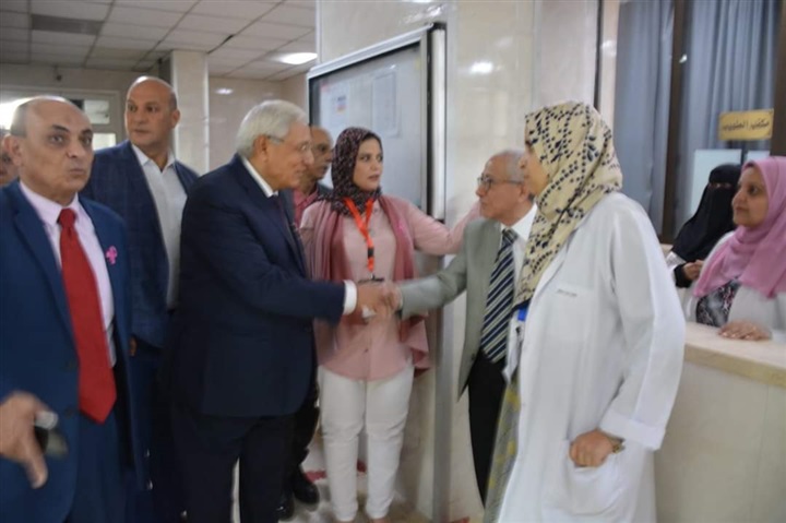 محافظ الدقهلية يتفقد مستشفى التأمين الصحي ويشهد اليوم العالمي للتوعية بسرطان الثدي