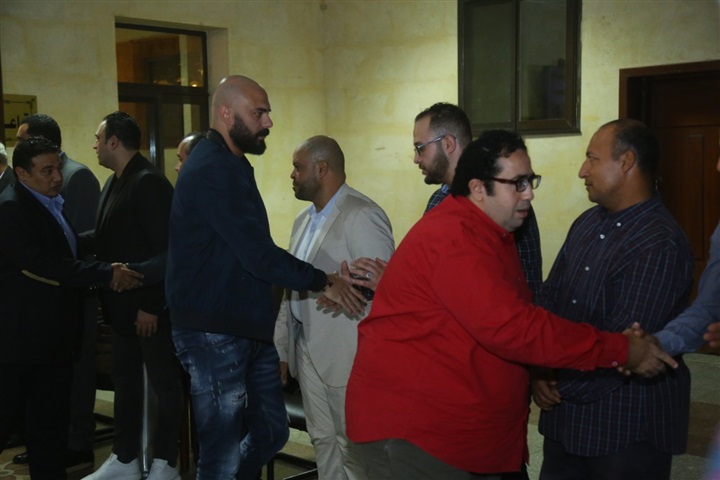 ايتن عامر وهاني رمزي ونجوم الفن يتوافدون على عزاء والد أكرم حسني