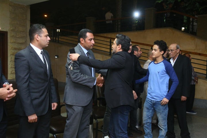 أحمد حلمي والسعدني وعمرو يوسف ونجوم الفن في عزاء والد أكرم حسني أحمد حلمي والسعدني وعمرو يوسف ونجوم الفن في عزاء والد أكرم حسني