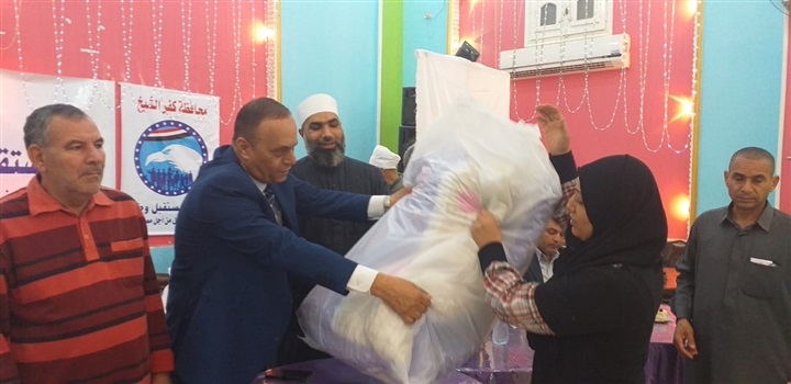 بالصور.. "مستقبل وطن" يوزع 200 لحاف ضمن مبادرة حياة كريمة بكفر الشيخ
