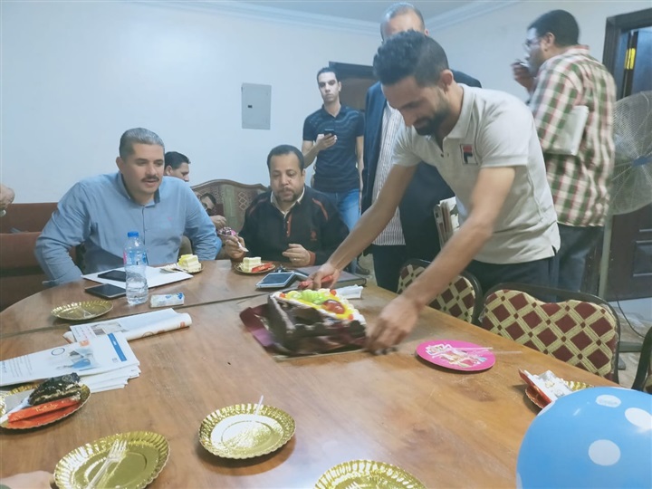 أسرة "صدى العرب" وجريدة السوق العربية تحتفل بعيد ميلاد الزميل عمرو بكير أسرة "صدى العرب" وجريدة السوق العربية تحتفل بعيد ميلاد الزميل عمرو بكير