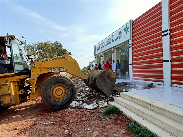 بالصور.. إزالة بناء مخالف على خط غاز رئيسى في بلطيم