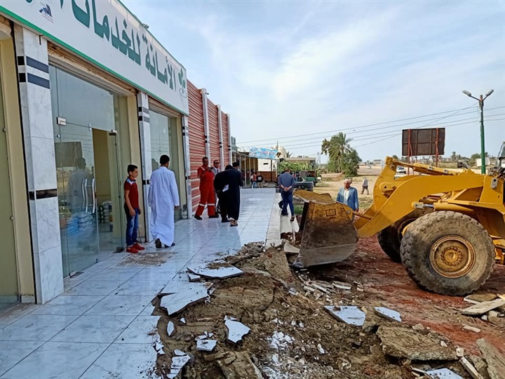 بالصور.. إزالة بناء مخالف على خط غاز رئيسى في بلطيم