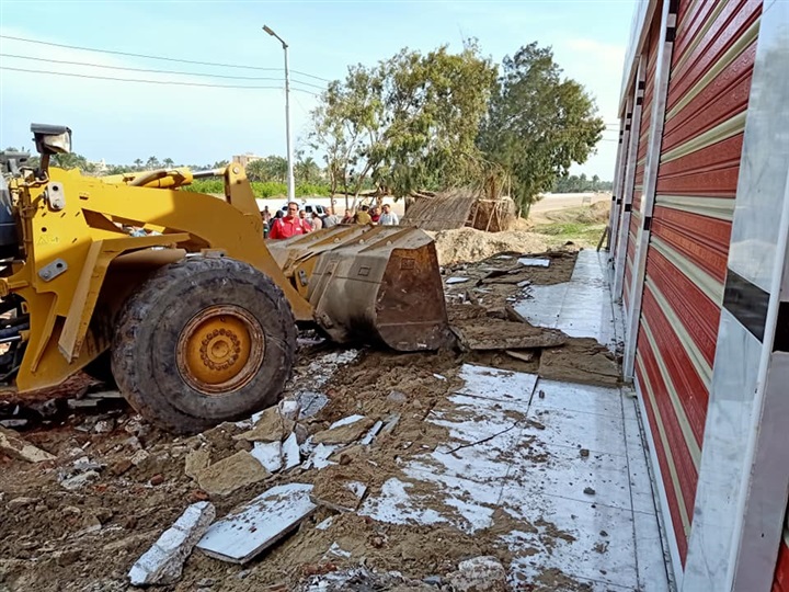 بالصور.. إزالة بناء مخالف على خط غاز رئيسى في بلطيم