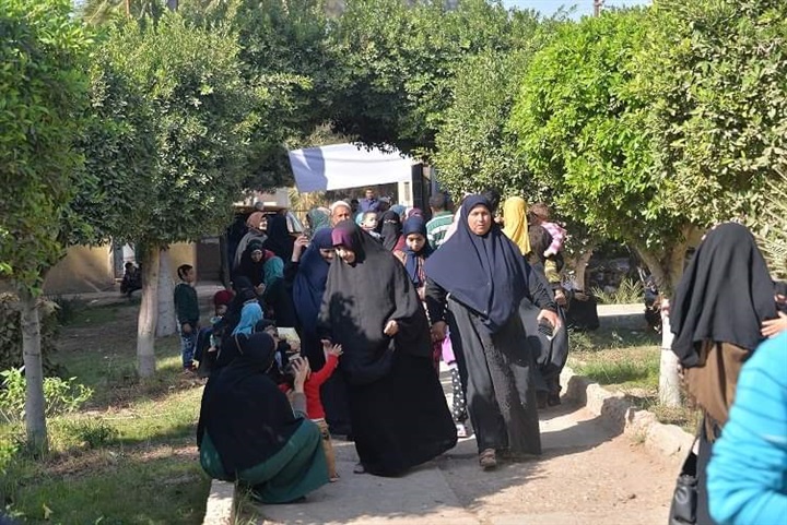 "صحتك تهمنا".. جامعة كفر الشيخ تواصل توجيه القوافل الطبية المجانية بقرى دسوق "صور"